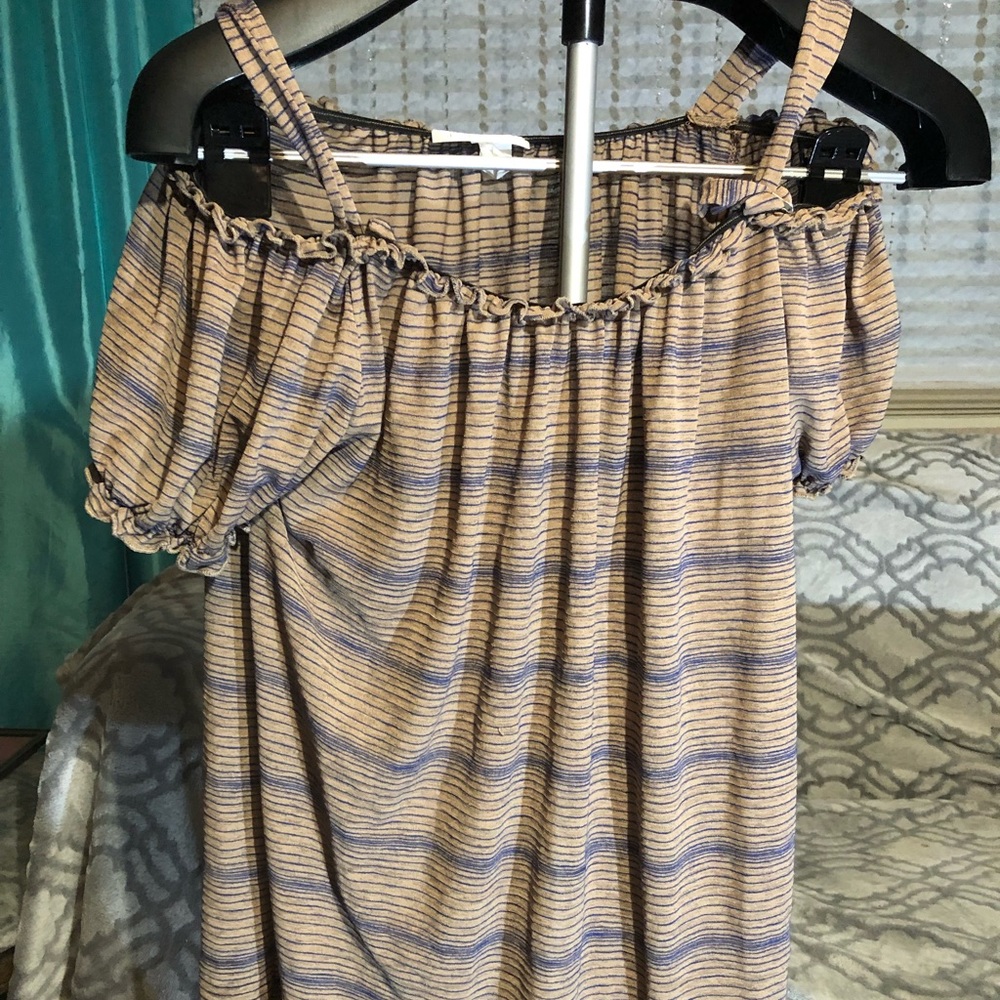 Tan & blue off shoulder top 🎉Buy 2 $5get 1 free🎉
